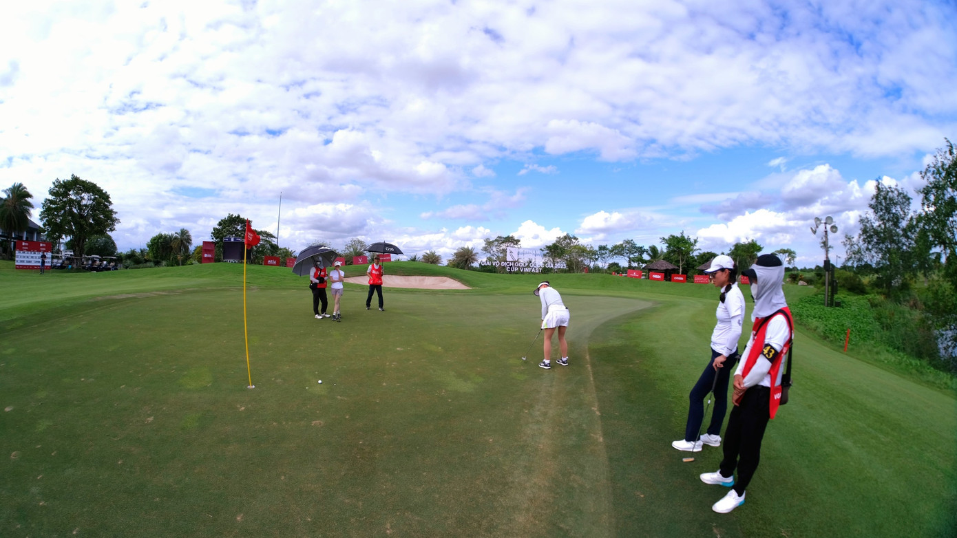 Các golfer đang hoàn thành ngày thi đấu đầu tiên Giải Vô địch Golf Quốc gia năm 2023 - Cúp VinFast.