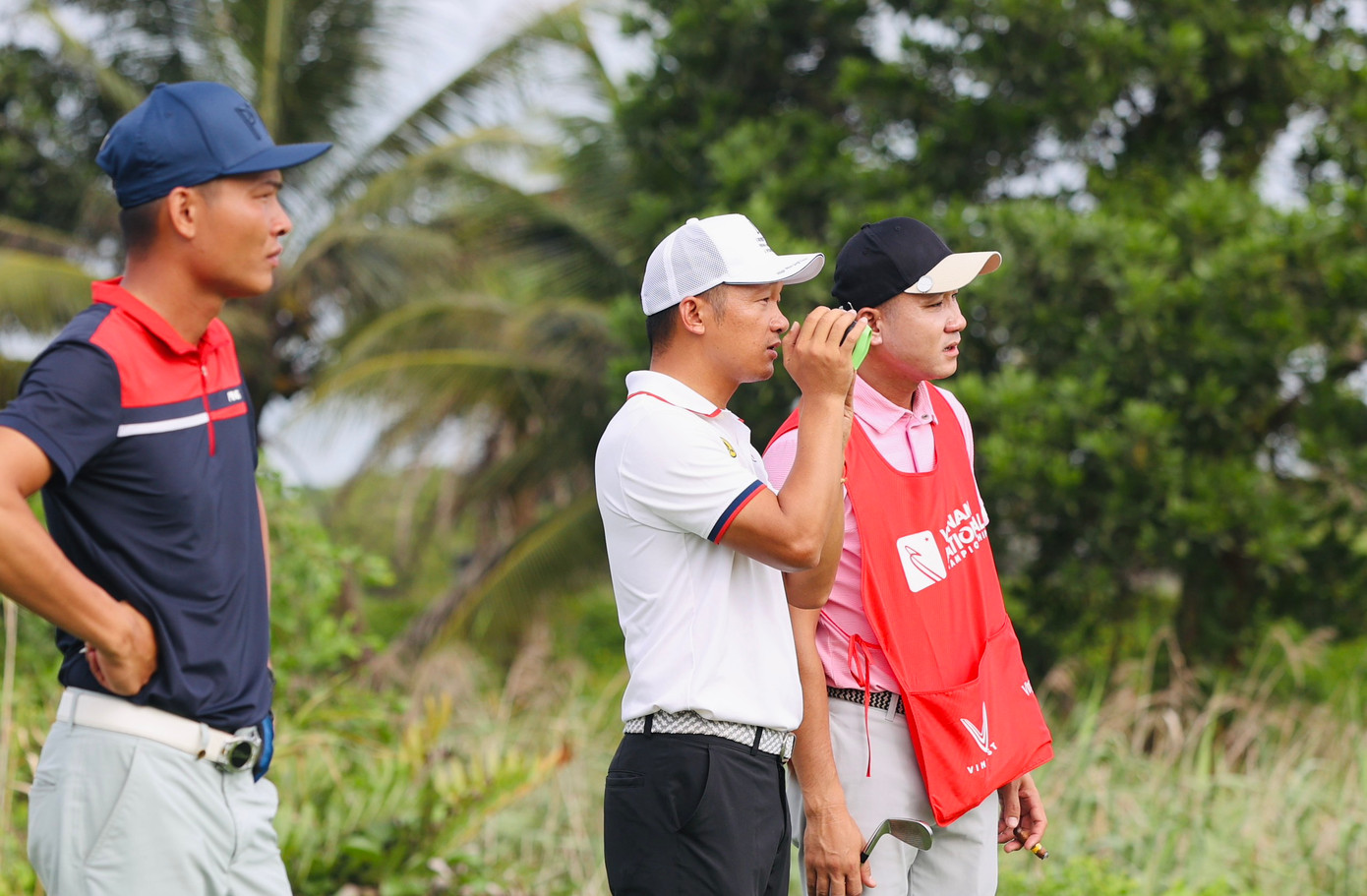 Việc sử dụng thiết bị đo khoảng cách (Distance Measuring Devices) cho phép người chơi biết cách điều chỉnh chính xác từ vị trí bóng golf đến hố golf có gắn cờ, độ dốc của địa hình sân.