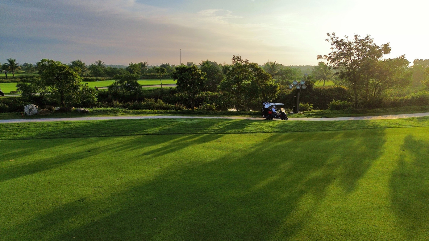 Khu vực tee box, fairway của sân golf được phủ xanh bởi nền cỏ Platinum Paspalum. Khu vực green được phủ cỏ Bermuda TifEagle nhằm đảm bảo cho chất lượng sân golf hoạt động trong điều kiện lý tưởng quanh năm.