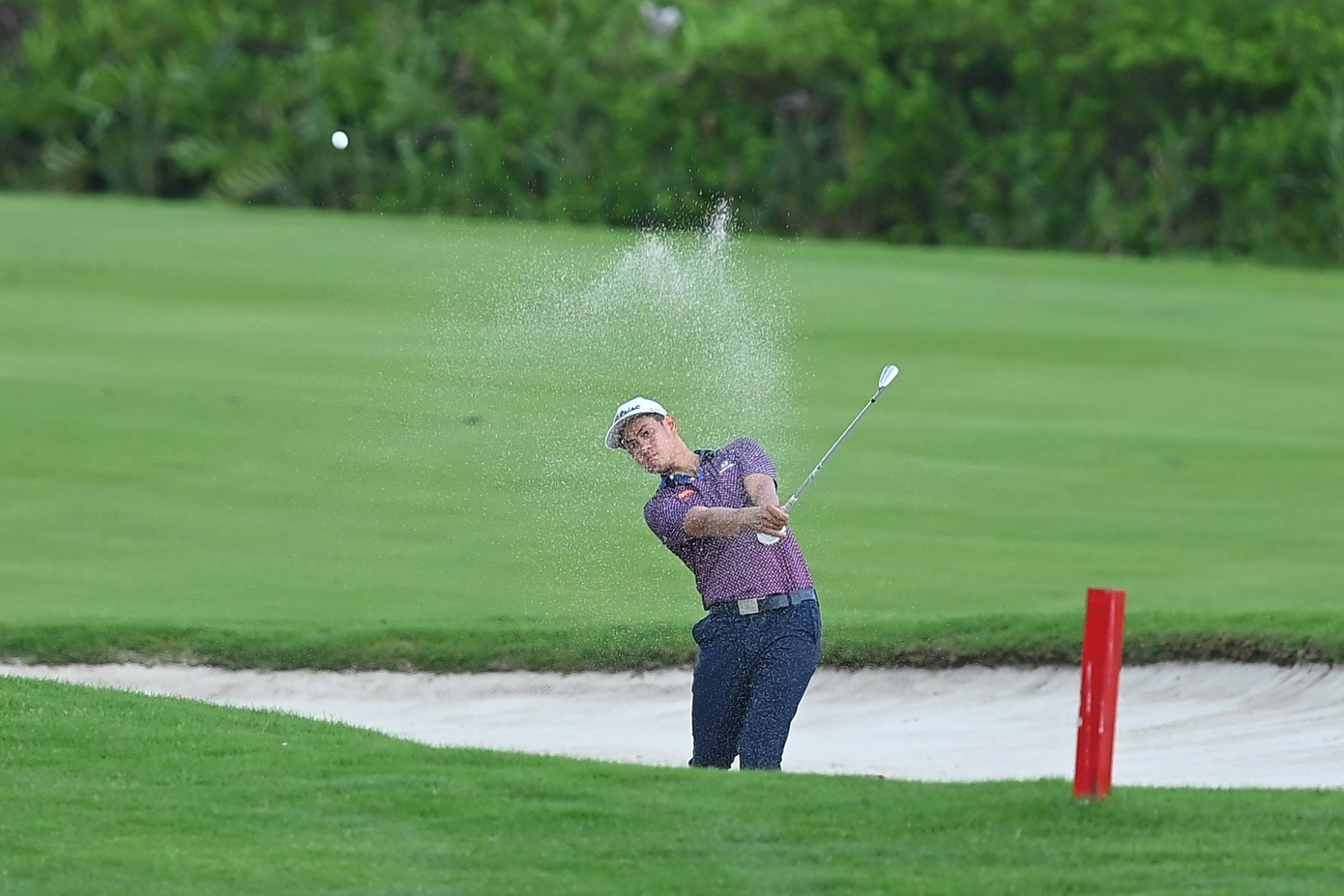 Những golfer chuyên nghiệp có thể đánh những cú lốp bóng rất dễ dàng vì họ hiểu và biết cách dùng cát như một lợi thế để đưa bóng bay lên chính xác. Những golfer chuyên nghiệp có thể đánh những cú lốp bóng rất dễ dàng vì họ hiểu và biết cách dùng cát như một lợi thế để đưa bóng bay lên chính xác.