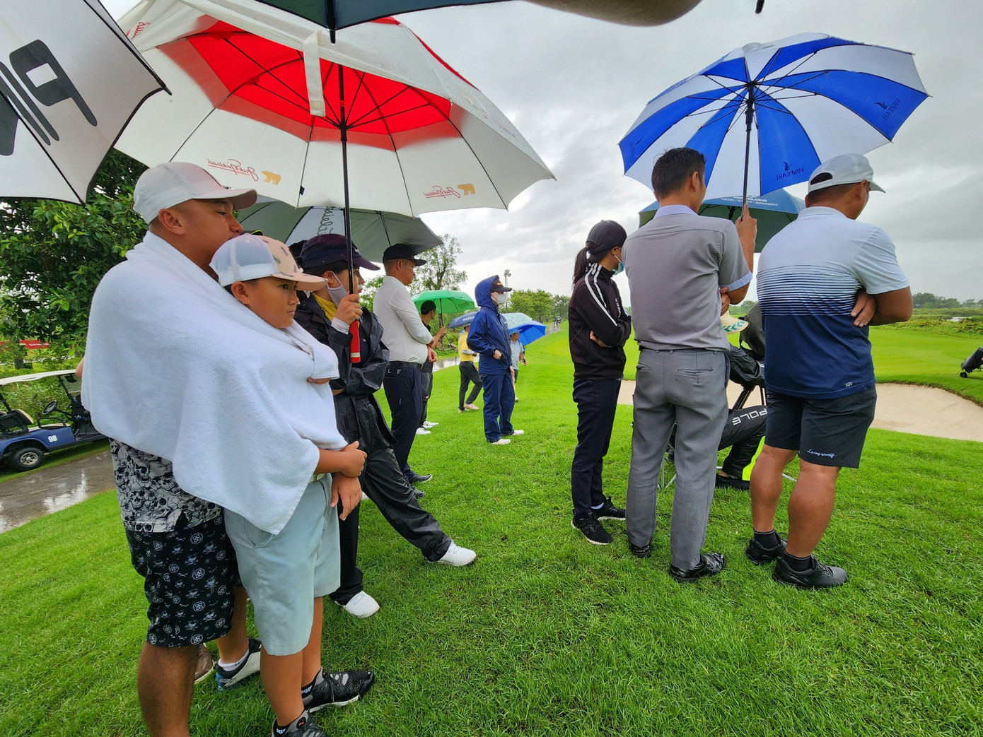 Bất chấp trời mưa to, các cổ động viên vẫn nán lại sân Vinpearl Golf Hải Phòng để cổ vũ các golfer.