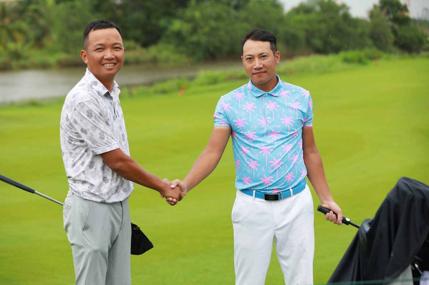 Golfer Đỗ Hồng Giang (phải) xuất sắc kết thúc ngày thi đấu cuối cùng với (-1) gậy.