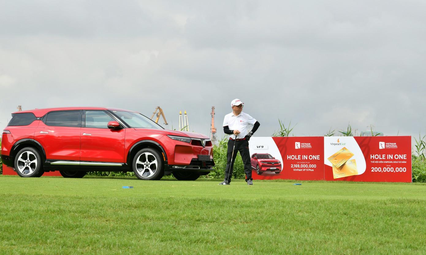 VinFast là đơn vị tiên phong trong lĩnh vực sản xuất xe điện, đại diện cho “tinh hoa Việt Nam” chinh phục thị trường quốc tế. Năm thứ hai liên tiếp, VinFast đồng hành cùng Giải Vô địch Golf Quốc gia với mong muốn tạo động lực mạnh mẽ cho cộng đồng golf Việt Nam phát triển, nâng cao nhận thức về kinh tế golf và quảng bá du lịch, văn hóa, và môi trường đầu tư tại điểm thi đấu.