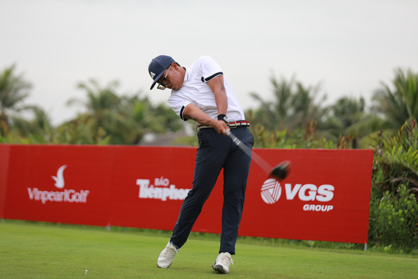 Golfer Nguyễn Nhất Long dẫn đầu bảng nam sau hai ngày thi đấu.