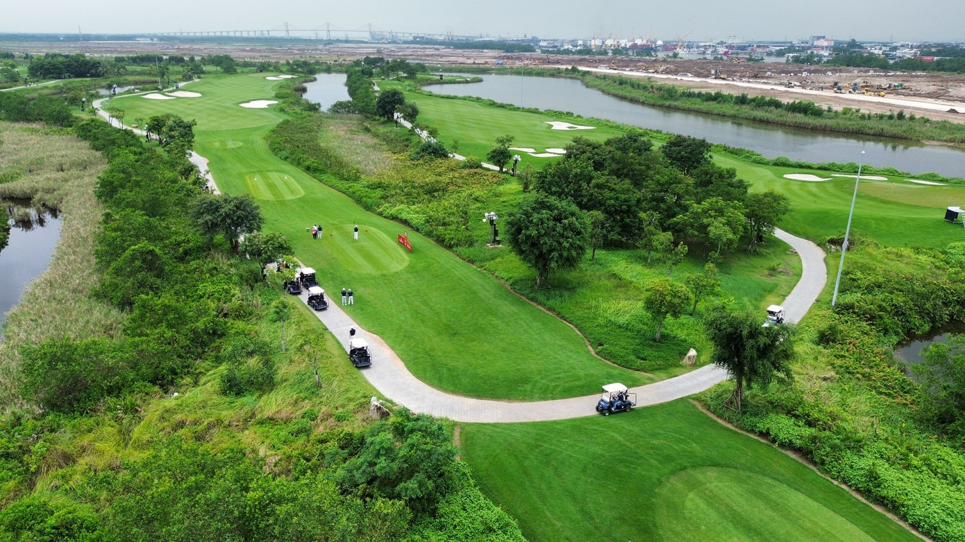 Khu vực tee box, fairway của sân golf được phủ xanh bởi nền cỏ Platinum Paspalum. Khu vực green được phủ cỏ Bermuda TifEagle nhằm đảm bảo cho chất lượng sân golf hoạt động trong điều kiện lý tưởng quanh năm.