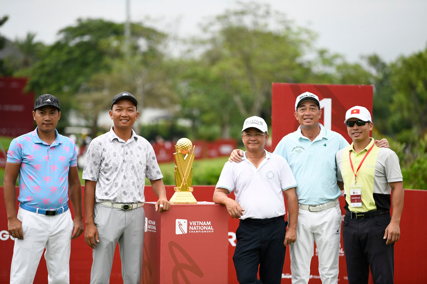Các thành viên Ban tổ chức Giải Vô địch Golf Quốc gia năm 2023 - Cúp VinFast chụp lưu niệm cùng cúp vô địch.