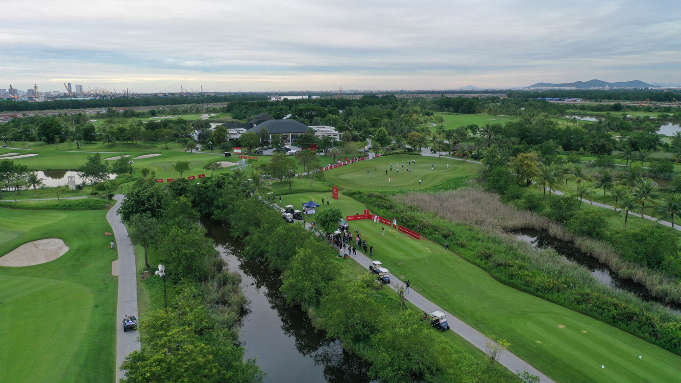 Sân Vinpearl Golf Hải Phòng nằm trên đảo Vũ Yên, thuộc địa phận huyện Thủy Nguyên và quận Hải An (TP Hải Phòng).