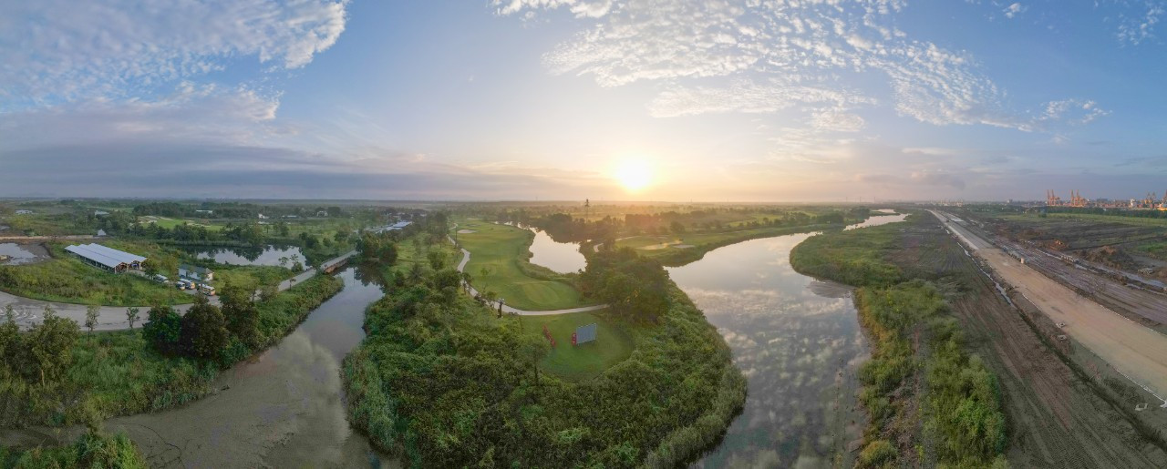 Sân đầm lầy được mệnh danh “chuyên gia nhồi bóng”, có thiết kế đặc biệt để gắn kết hài hòa cũng như bảo tồn môi trường đầm lầy tự nhiên.