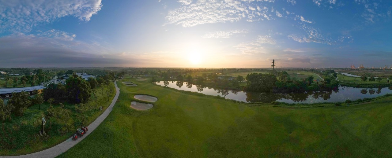 Vinpearl Golf Hải Phòng sở hữu 36 hố golf với 2 sân golf riêng biệt: 18 hố sân hồ và 18 hố sân đầm lầy. Giải VIP diễn ra hôm nay được tổ chức trên sân đầm lầy.