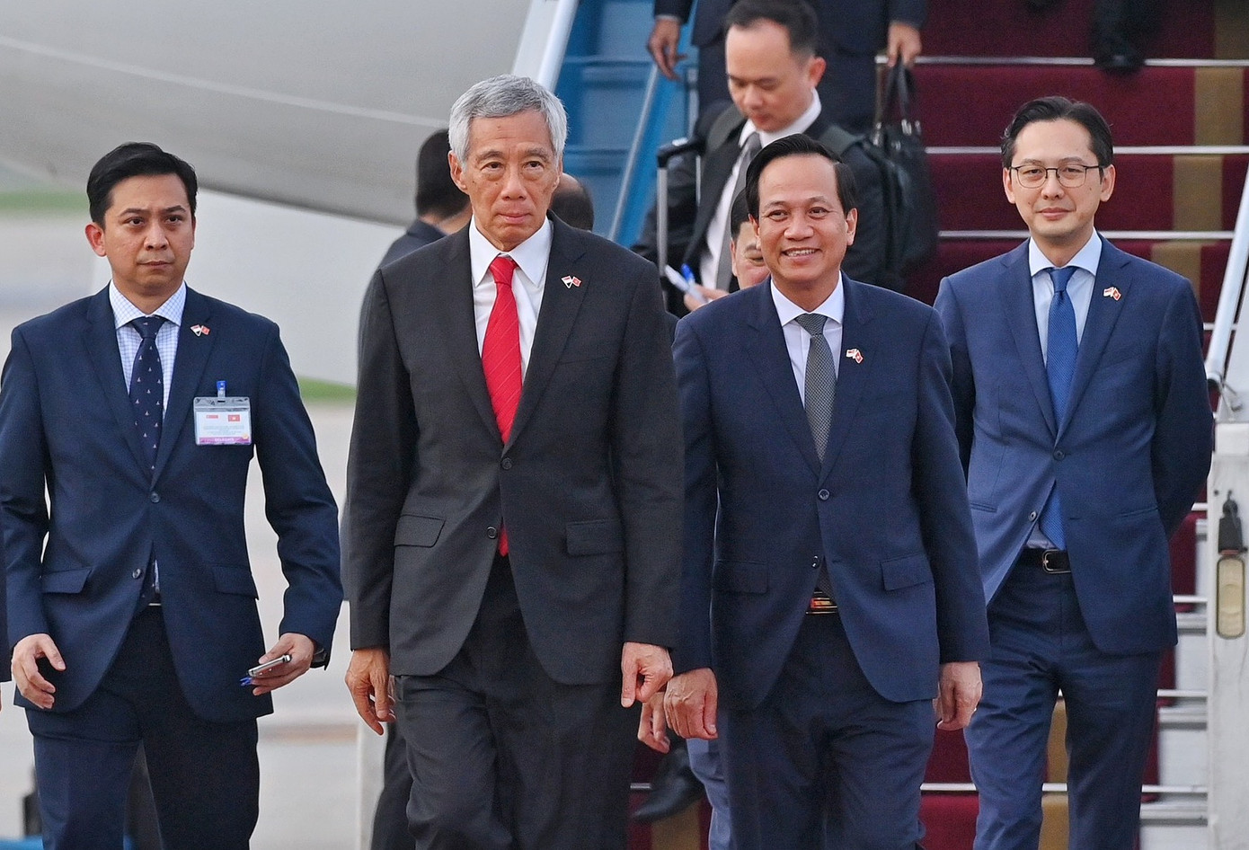 Bộ trưởng Bộ Lao động, Thương binh và Xã hội Đào Ngọc Dung và các đại biểu đón Thủ tướng nước Cộng hòa Singapore Lý Hiển Long tại Sân bay Quốc tế Nội Bài. (Ảnh: Nhật Minh)