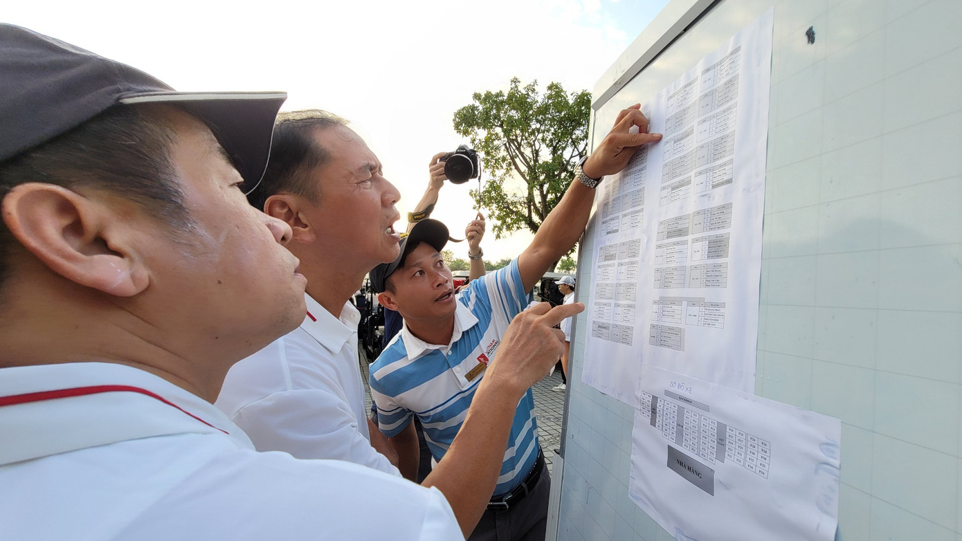 Các golfer kiểm tra flight lần cuối trước khi ra sân thi đấu.