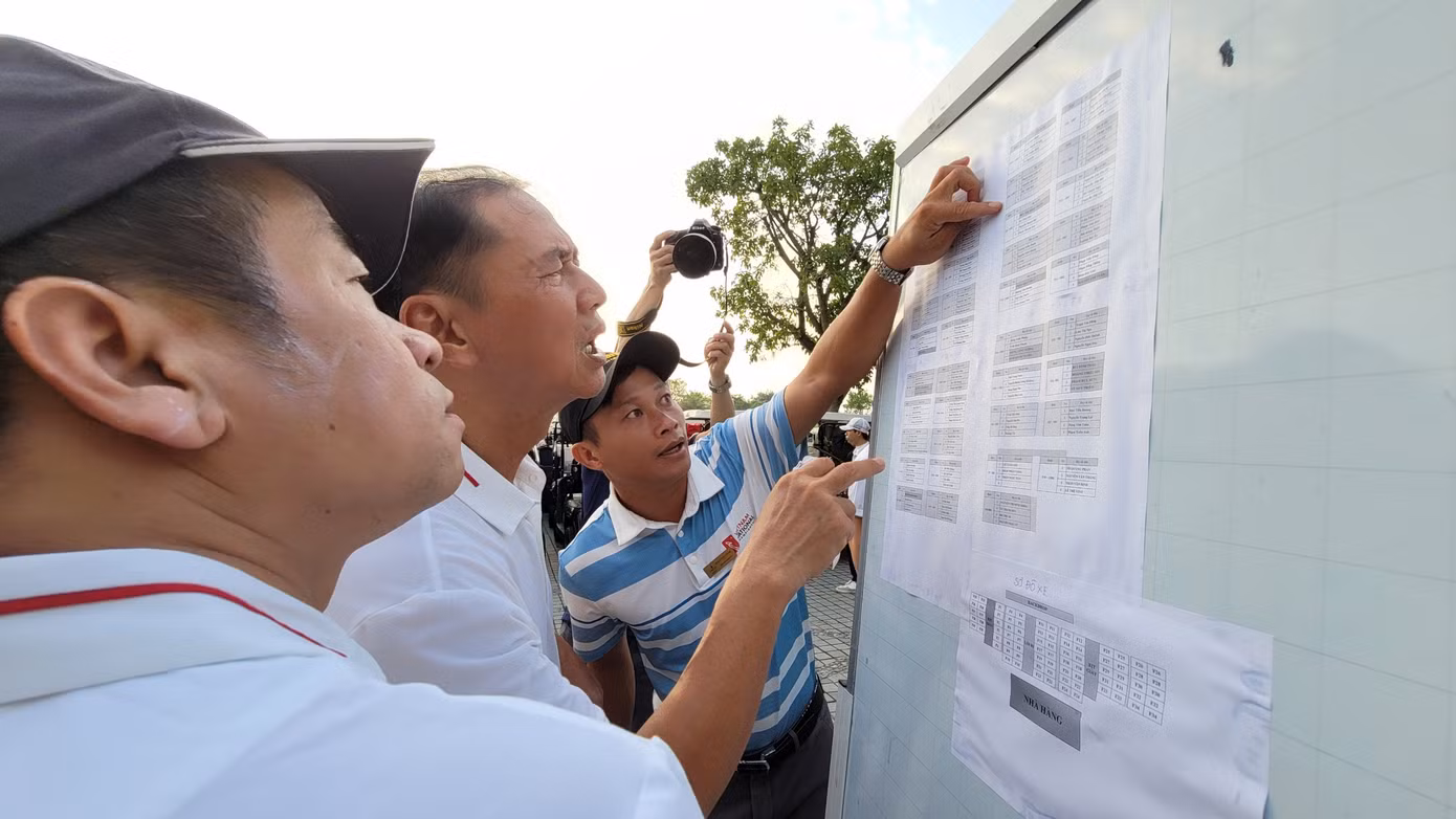 Các golfer kiểm tra flight lần cuối trước khi ra sân thi đấu.
