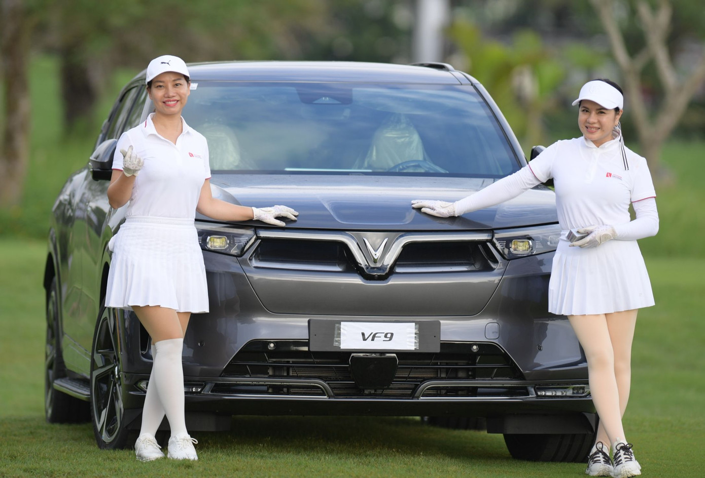 Giám đốc Sở Văn hóa và Thể thao thành phố Hải Phòng Trần Thị Hoàng Mai (bìa phải) giao lưu, động viên các golfer dự giải.