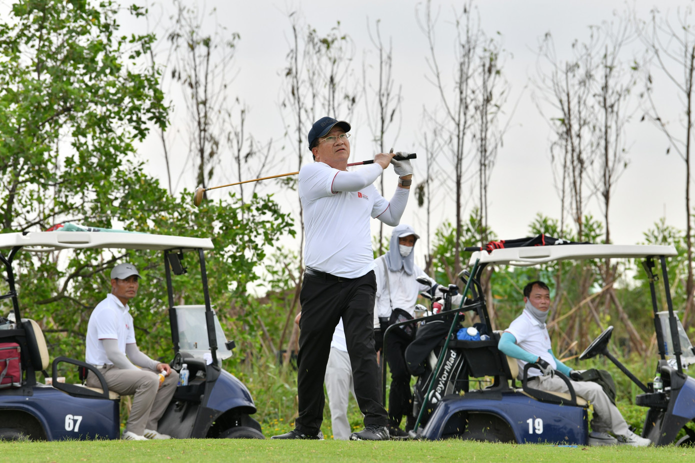 Nguyên Phó Thủ tướng Chính phủ Trịnh Đình Dũng giao lưu, động viên các golfer dự giải.