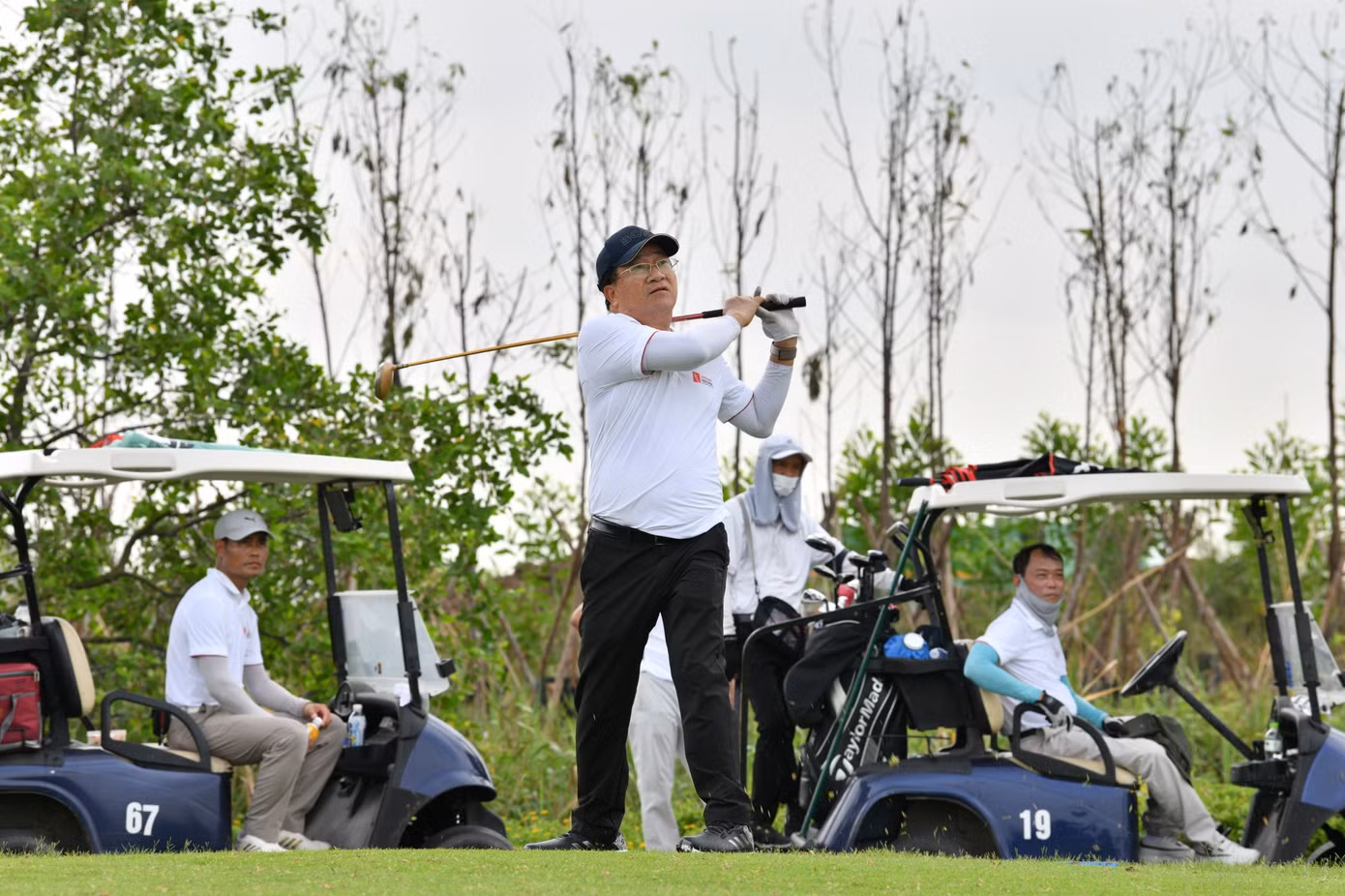 Nguyên Phó Thủ tướng Chính phủ Trịnh Đình Dũng giao lưu, động viên các golfer dự giải.