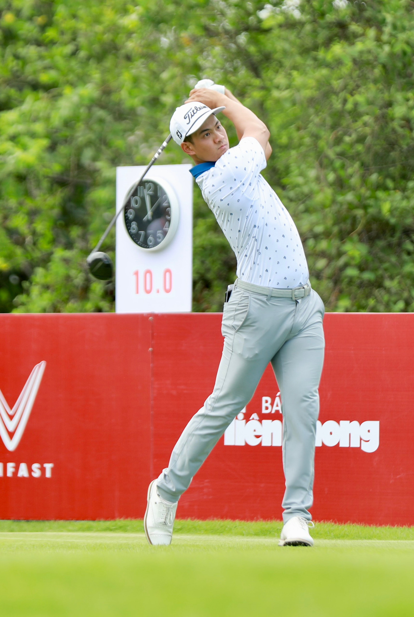 Golfer Trương Chí Quân &apos;xuất trận&apos; trong buổi thi đấu chiều 8/8. Cùng flight với Trương Chí Quân còn có đương kim vô địch Nguyễn Anh minh và golfer Doãn Văn Định.