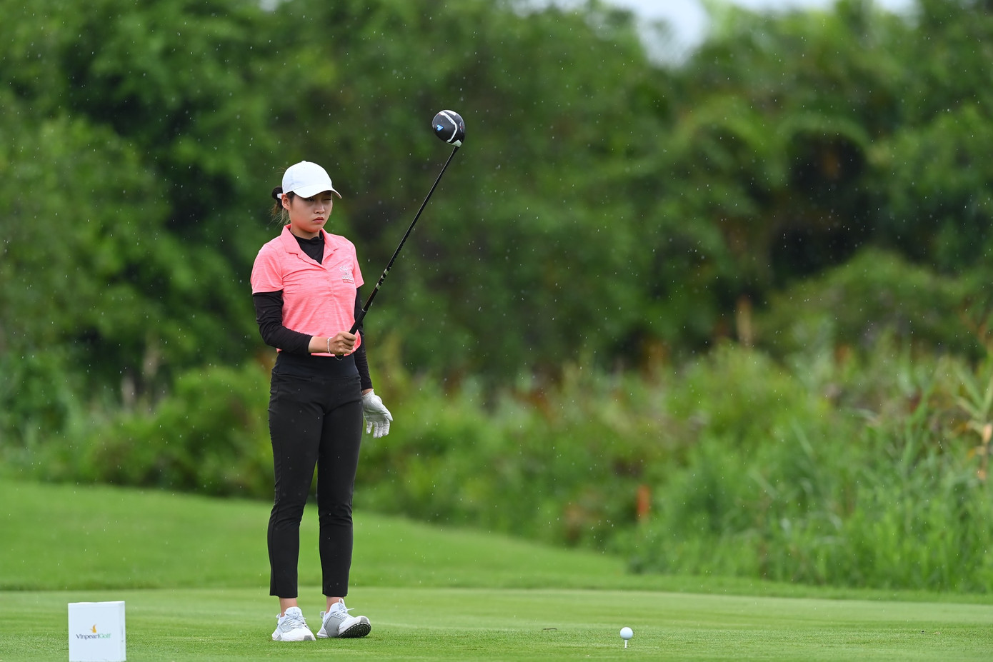 Đương kim vô địch Đoàn Xuân Khuê Minh nỗ lực thu hẹp khoảng cách với Lê Chúc An.