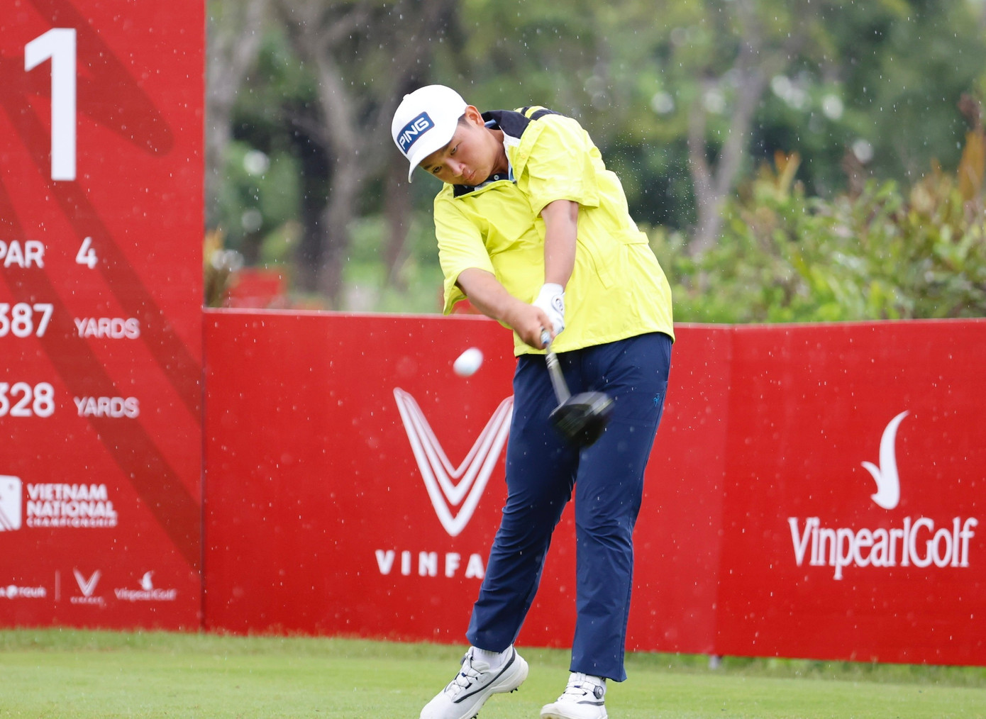 Đương kim vô địch Nguyễn Anh Minh thực hiện cú swing đầu tiên.