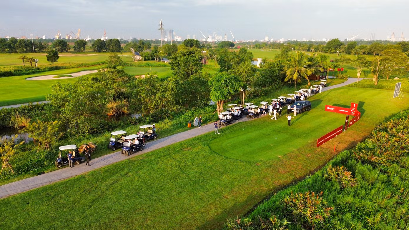 Vinpearl Golf Hải Phòng sở hữu thiết kế đặc biệt dựa trên sự kết hợp hài hòa, tinh tế giữa lợi thế về địa hình và vẻ đẹp thiên nhiên đặc trưng, mang đến những thách thức bất ngờ và trải nghiệm khó quên cho các golfer tham dự Giải VIP.