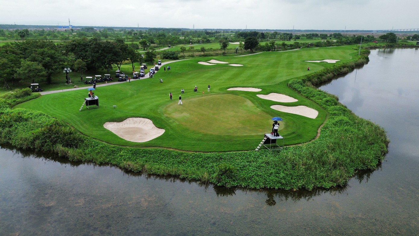 Chinh phục những đường fairway và khu vực đẩy bóng lượn sóng rộng rãi, sân đầm lầy có nhiều mạo hiểm nhưng không kém phần thú vị cho golfer tham dự giải.