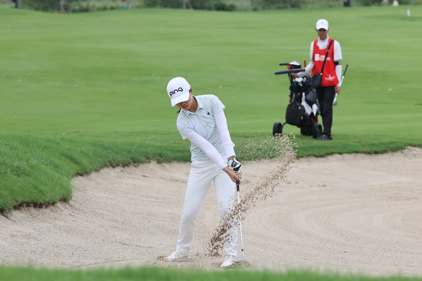 Trong số kỹ thuật đánh golf, đánh cát là kỹ thuật khó, luôn thách thức trình độ golfer. Tuy nhiên, golfer nào sở hữu cú đánh cát điêu luyện luôn nắm lợi thế trên sân và tạo ra sự chuyên nghiệp trong mắt đối thủ.