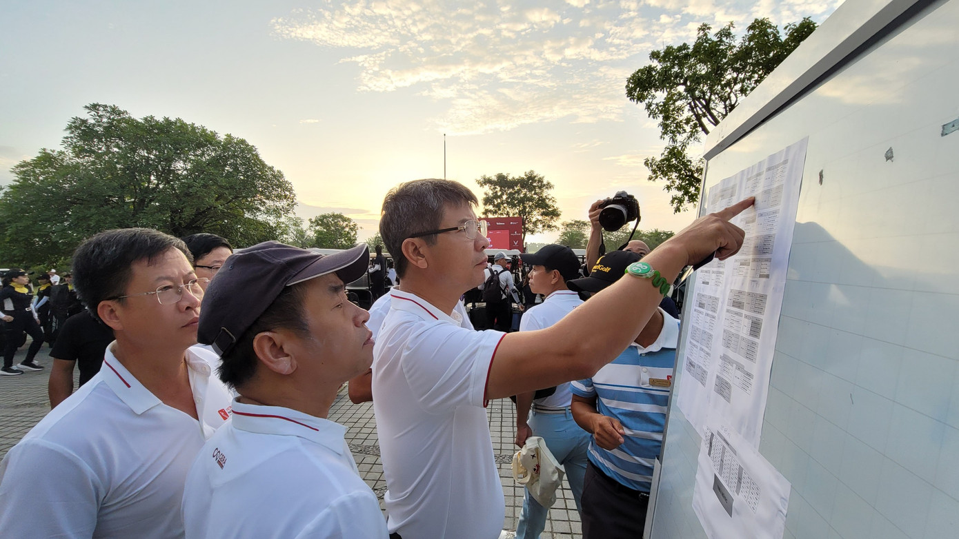 Các golfer kiểm tra flight lần cuối trước khi ra sân thi đấu.