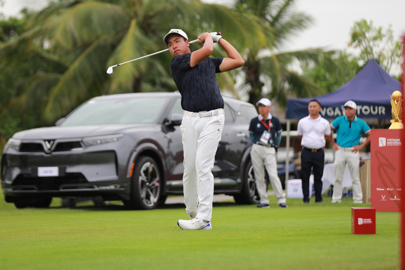 Golfer Nguyễn Đặng Minh gây ấn tượng mạnh sau hai ngày thi đấu.