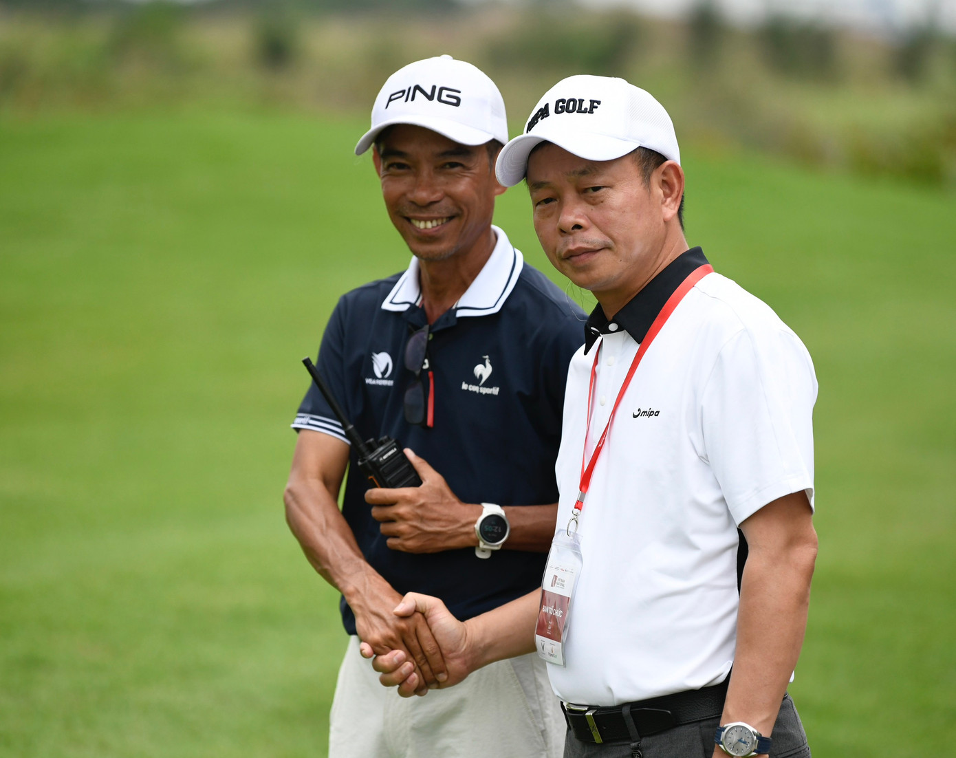 Nhà báo Phùng Công Sưởng – Phó Tổng biên tập báo Tiền Phong, Phó trưởng ban Thường trực Ban tổ chức Giải Vô địch Golf Quốc gia năm 2023 – Cúp VinFast thăm hỏi trọng tài làm nhiệm vụ tại giải đấu.