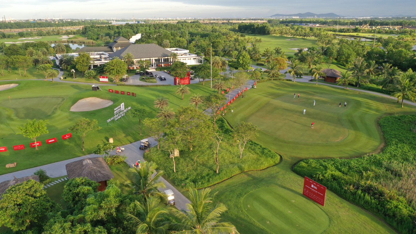 Sân Vinpearl Golf Hải Phòng nằm trên đảo Vũ Yên, thuộc địa phận huyện Thủy Nguyên và quận Hải An (TP Hải Phòng). Sân Vinpearl Golf Hải Phòng nằm trên đảo Vũ Yên, thuộc địa phận huyện Thủy Nguyên và quận Hải An (TP Hải Phòng).