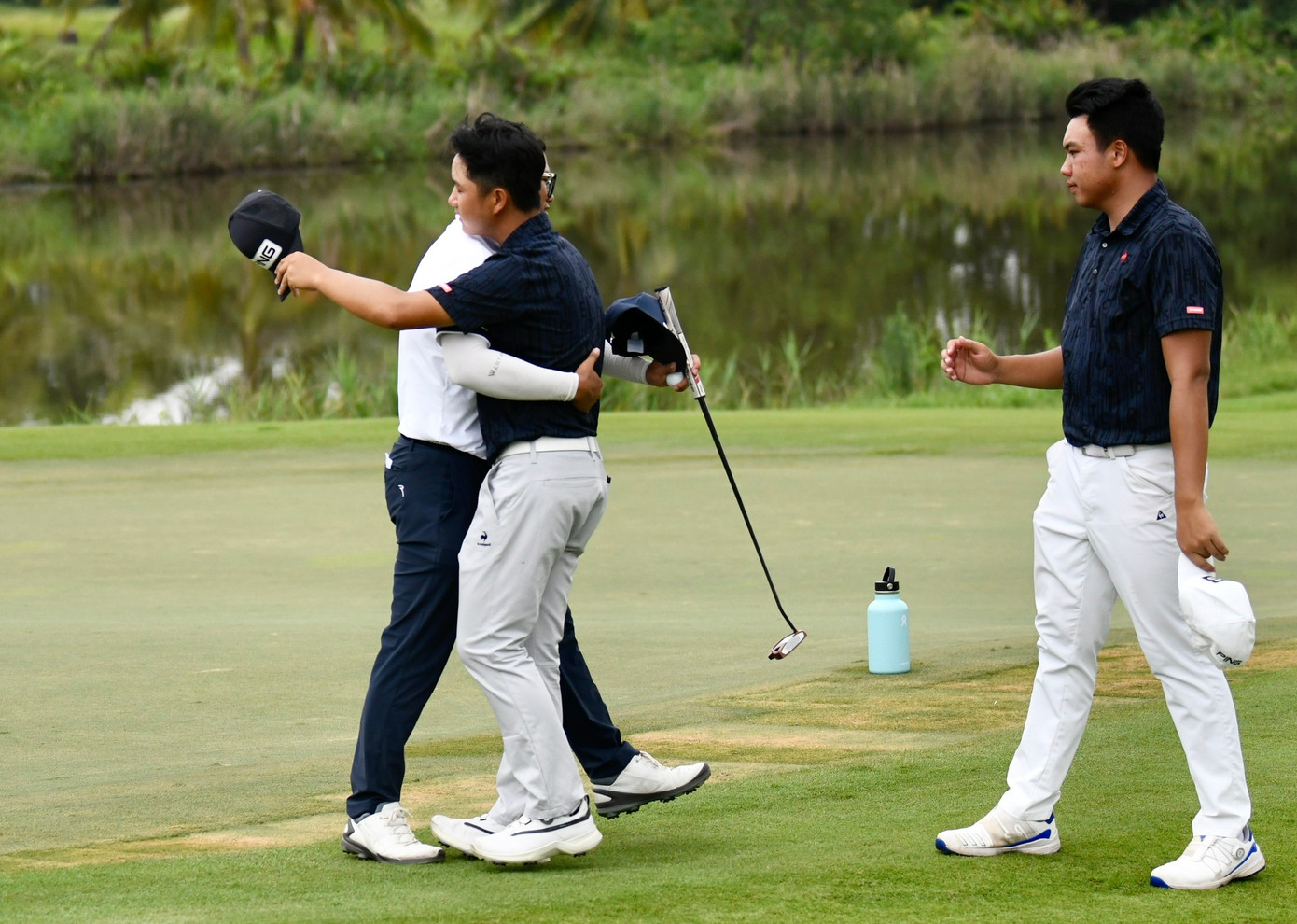 Những khoảnh khắc ấm áp của các golfer sau ngày thi đấu thứ ba.