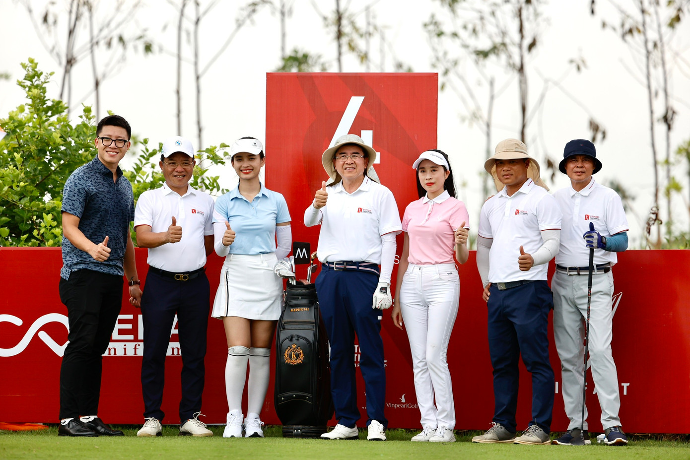 Phó Chủ tịch UBND thành phố Hải Phòng Lê Khắc Nam giao lưu, động viên các golfer dự giải.