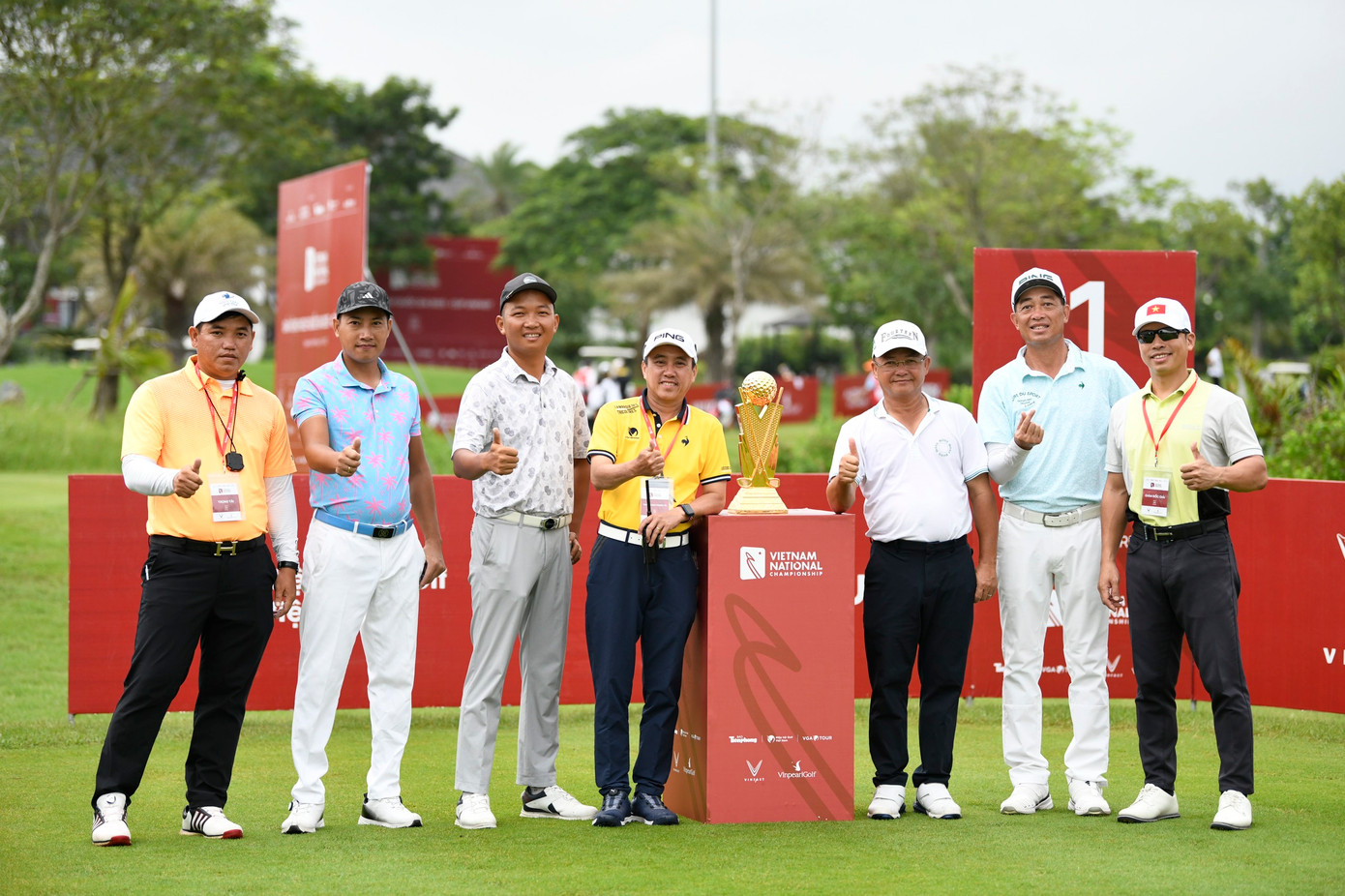Các thành viên Ban tổ chức Giải Vô địch Golf Quốc gia năm 2023 - Cúp VinFast chụp lưu niệm cùng cúp vô địch.