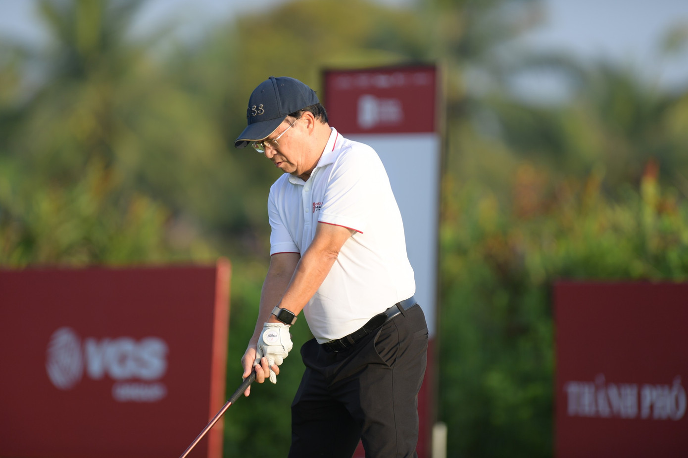 Nguyên Phó Thủ tướng Chính phủ Trịnh Đình Dũng phát bóng tại Giải VIP.