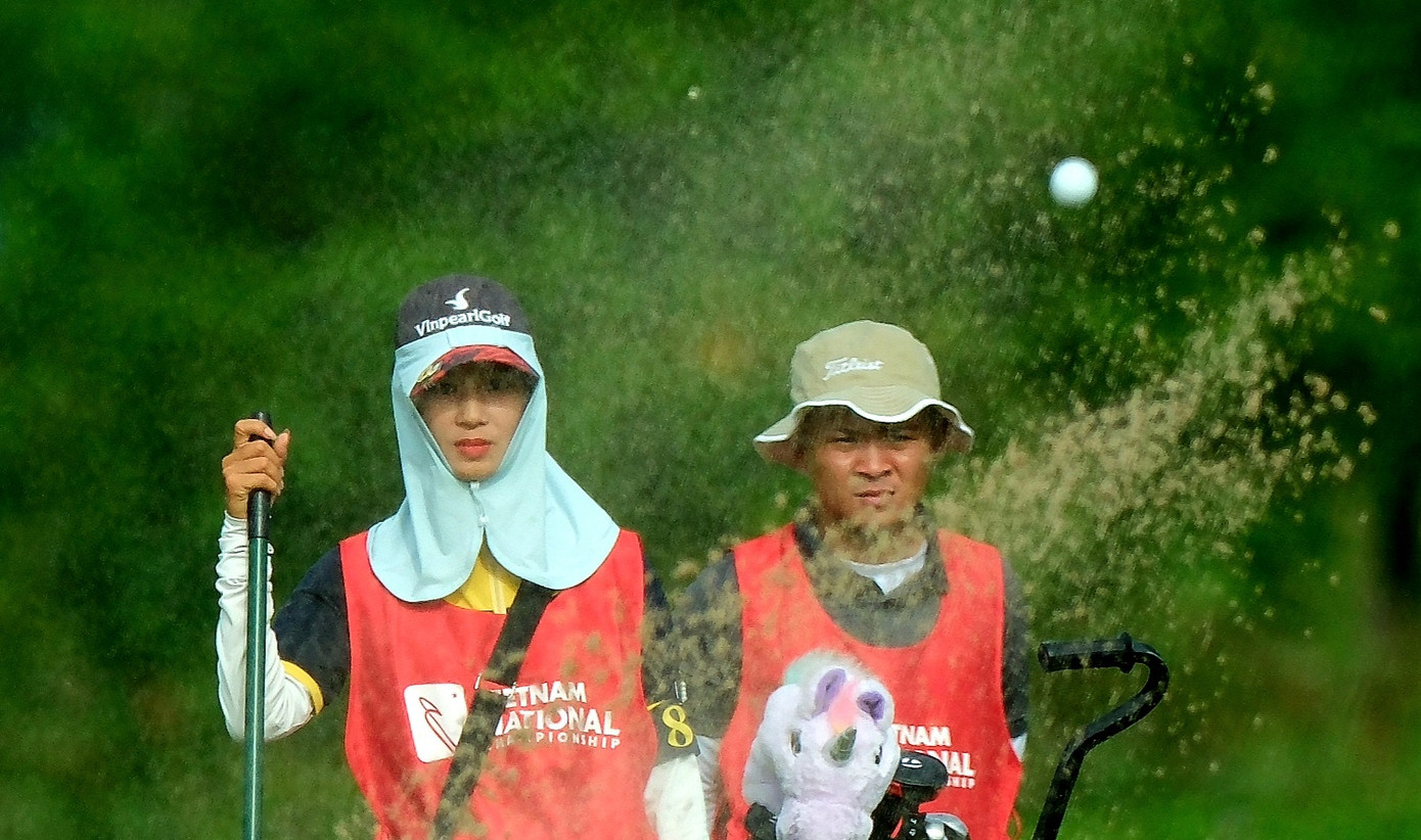 Trong số kỹ thuật đánh golf, đánh cát là kỹ thuật khó, luôn thách thức trình độ golfer. Tuy nhiên, golf thủ nào sở hữu cú đánh cát điêu luyện luôn nắm lợi thế trên sân và tạo ra sự chuyên nghiệp trong mắt đối thủ.