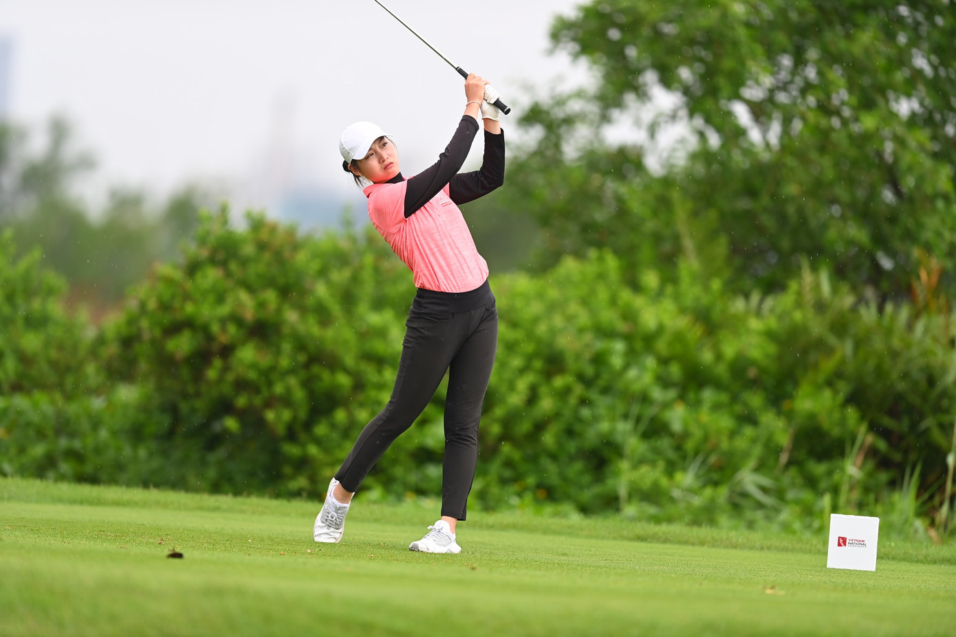 Đương kim vô địch Đoàn Xuân Khuê Minh tạm đứng vị trí thứ hai bảng nữ.