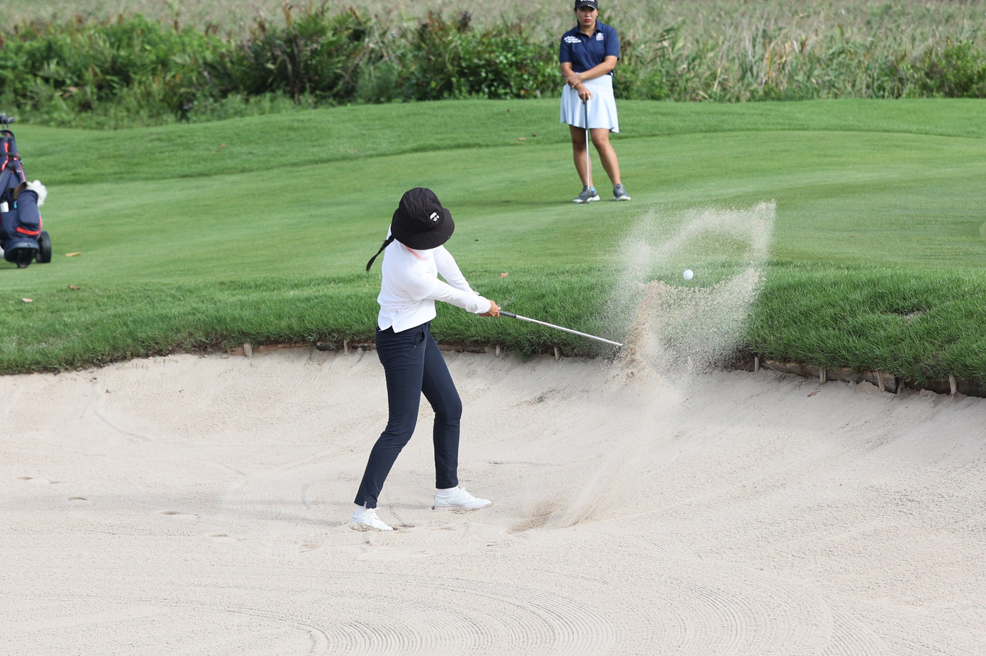 Những tay golf chuyên nghiệp có thể đánh những cú lốp bóng rất dễ dàng vì họ hiểu và biết cách dùng cát như một lợi thế để đưa bóng bay lên chính xác.