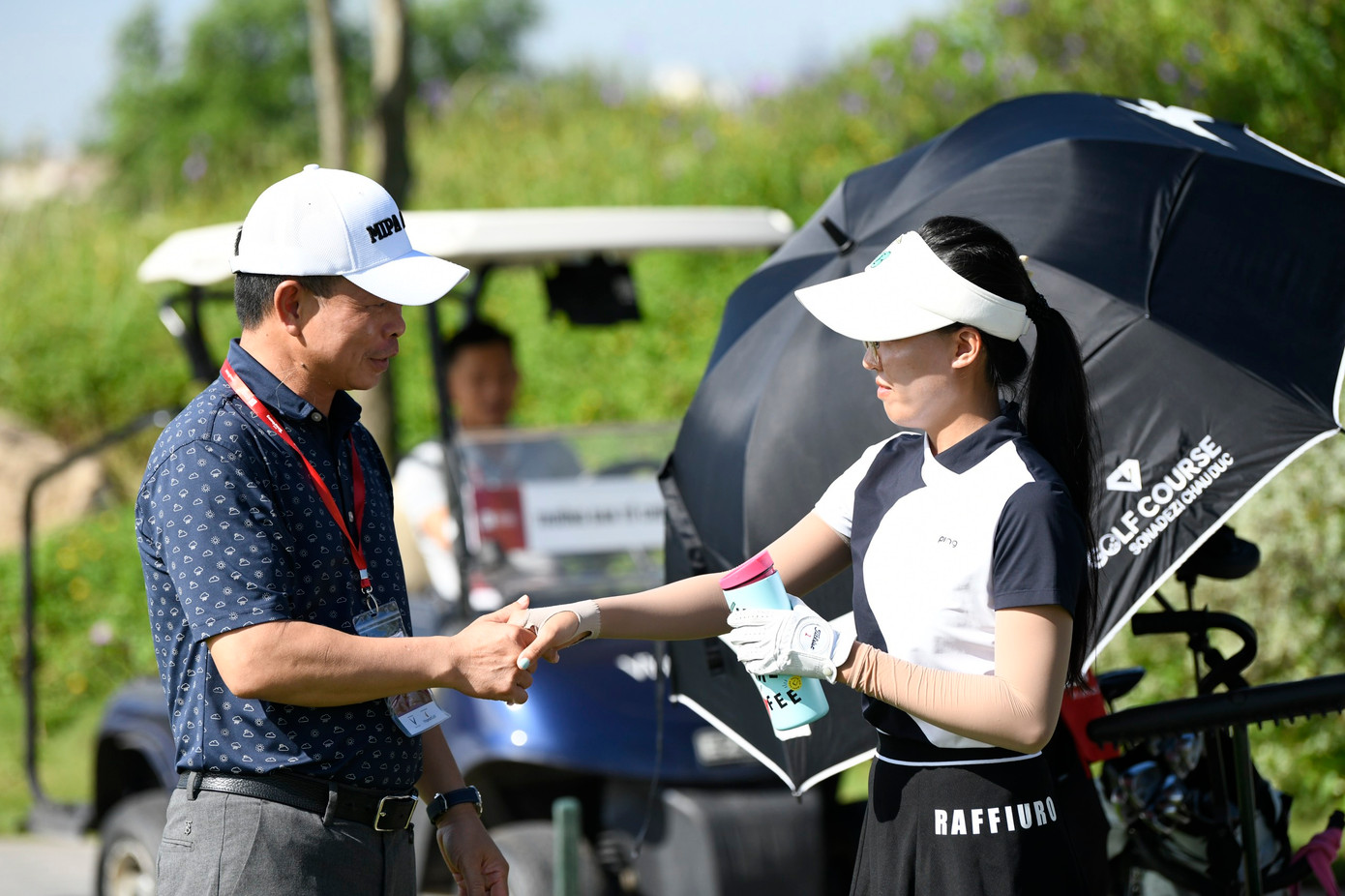 Nhà báo Phùng Công Sưởng - Phó trưởng Ban thường trực Ban Tổ chức động viên golfer dự Giải Vô địch Golf Quốc gia năm 2023 - Cúp VinFast. Nhà báo Phùng Công Sưởng - Phó trưởng Ban thường trực Ban Tổ chức động viên golfer dự Giải Vô địch Golf Quốc gia năm 2023 - Cúp VinFast.
