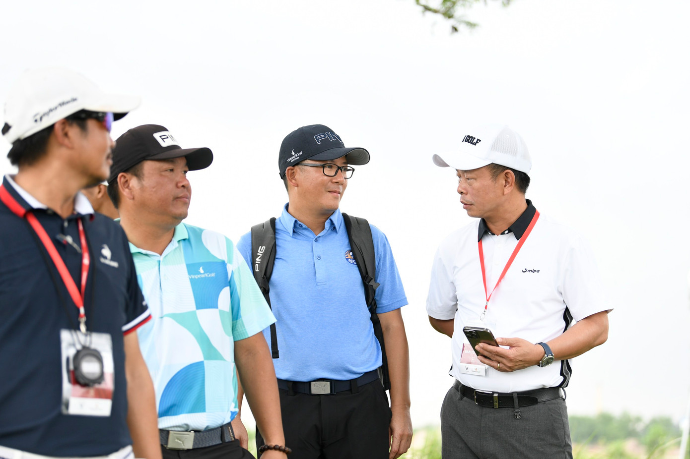 Nhà báo Phùng Công Sưởng – Phó Tổng biên tập báo Tiền Phong, Phó trưởng ban Thường trực Ban tổ chức Giải Vô địch Golf Quốc gia năm 2023 – Cúp VinFast trao đổi với các cổ động viên theo dõi giải đấu.