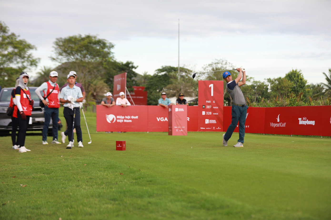 Golfer Doãn Văn Định kết thúc ngày thi đấu đầu tiên với 75 gậy. Golfer Doãn Văn Định kết thúc ngày thi đấu đầu tiên với 75 gậy.