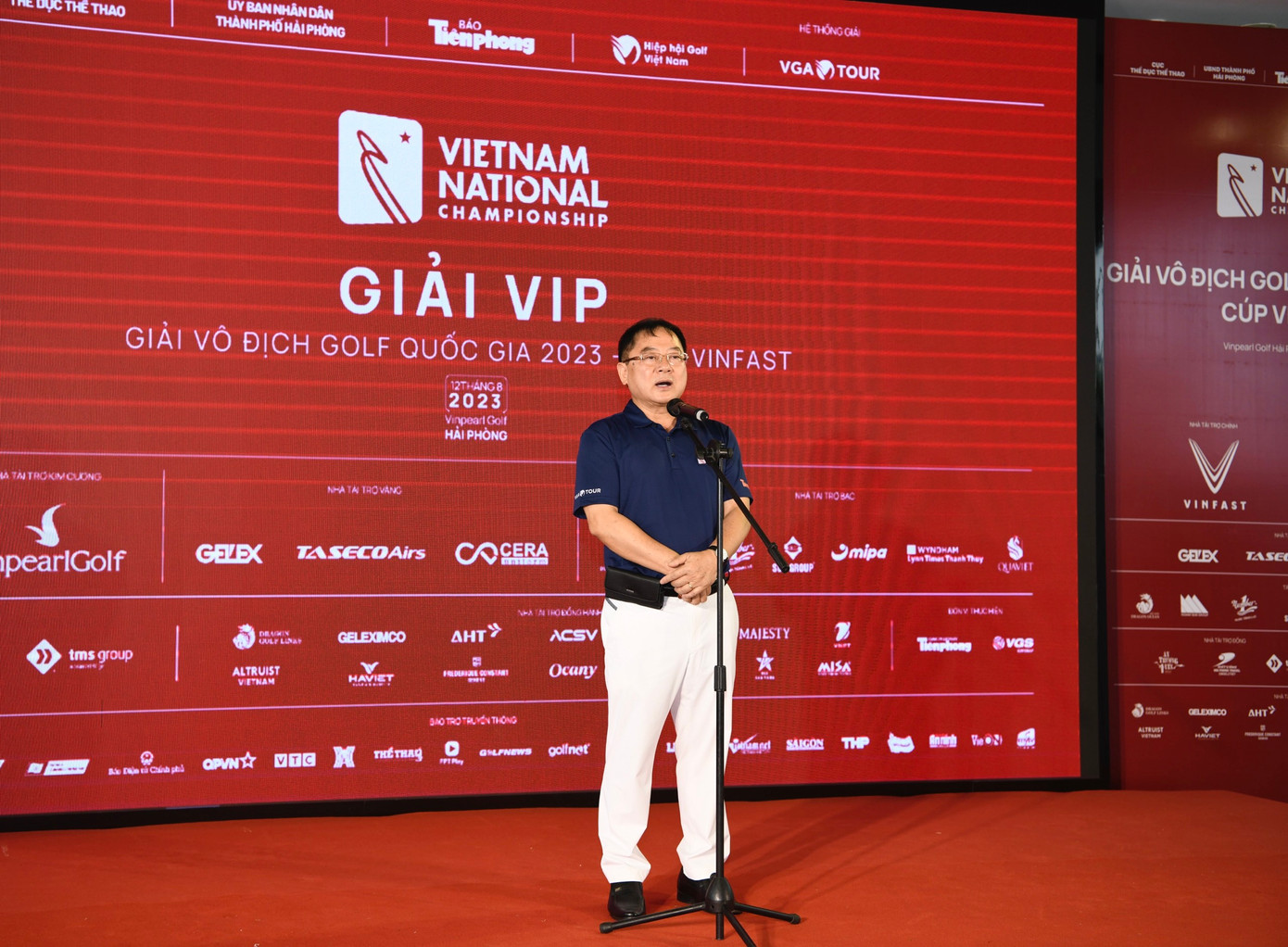 Nhà báo Lê Xuân Sơn - Tổng Biên tập báo Tiền Phong, tri ân các bộ, ban, ngành Trung ương, thành phố Hải Phòng và các đơn vị, doanh nghiệp đồng hành cùng Giải Vô địch Golf Quốc gia năm 2023 - Cúp VinFast.