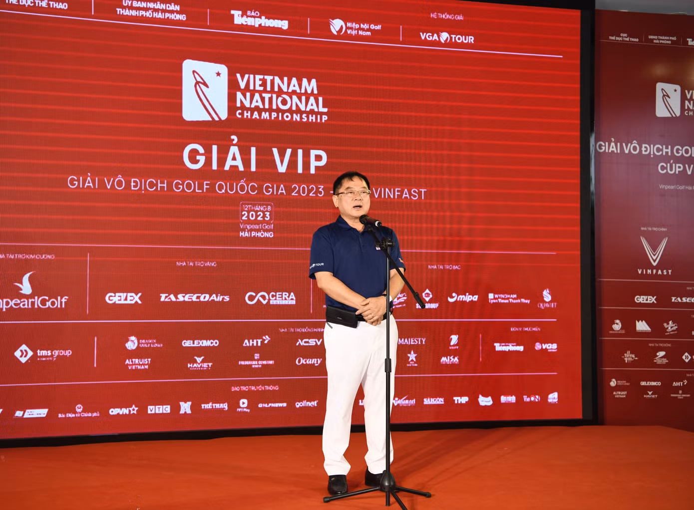 Nhà báo Lê Xuân Sơn - Tổng Biên tập báo Tiền Phong, tri ân các bộ, ban, ngành Trung ương, thành phố Hải Phòng và các đơn vị, doanh nghiệp đồng hành cùng Giải Vô địch Golf Quốc gia năm 2023 - Cúp VinFast.