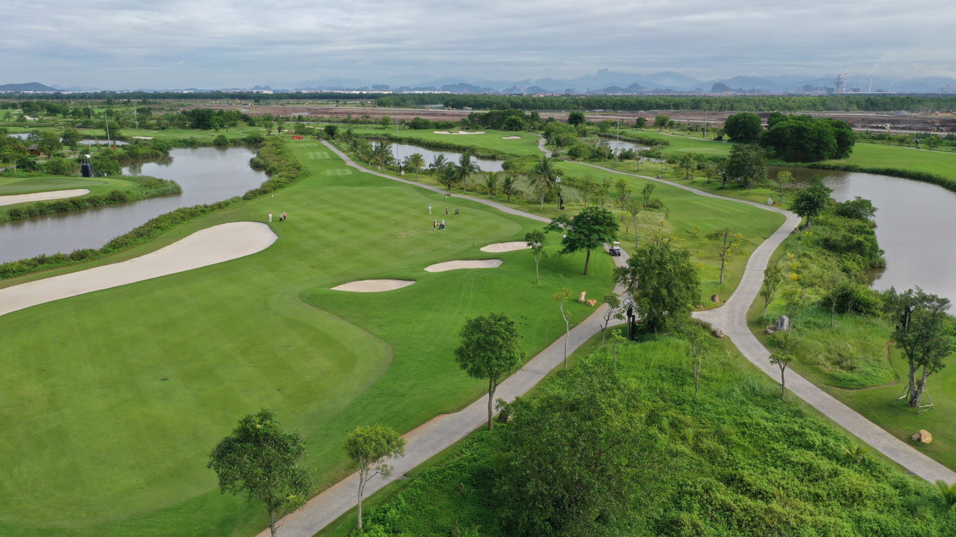 Vinpearl Golf Hải Phòng sở hữu 36 hố tiêu chuẩn với 2 sân thi đấu riêng biệt (18 hố sân hồ, 18 hố sân đầm lầy). Tại đây, các golfer sẽ được trải nghiệm những cú đánh từ góc nhìn độc đáo hướng ra cảng Đình Vũ cũng như trung tâm thành phố cảng.