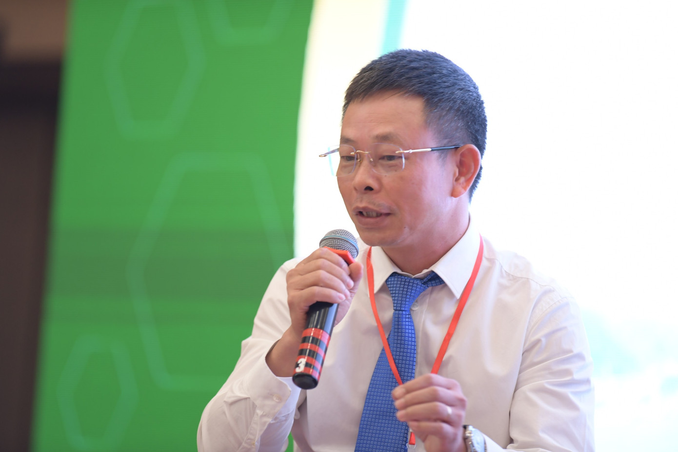 Nhà báo Phùng Công Sưởng - Phó Tổng biên tập báo Tiền Phong. Nhà báo Phùng Công Sưởng - Phó Tổng biên tập báo Tiền Phong.