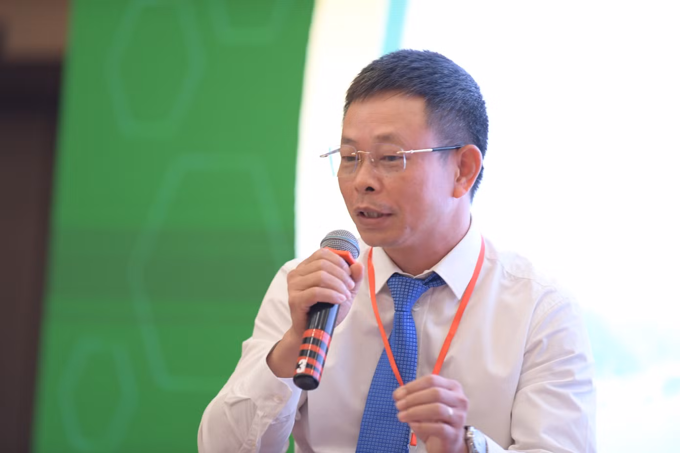 Nhà báo Phùng Công Sưởng - Phó Tổng biên tập báo Tiền Phong.