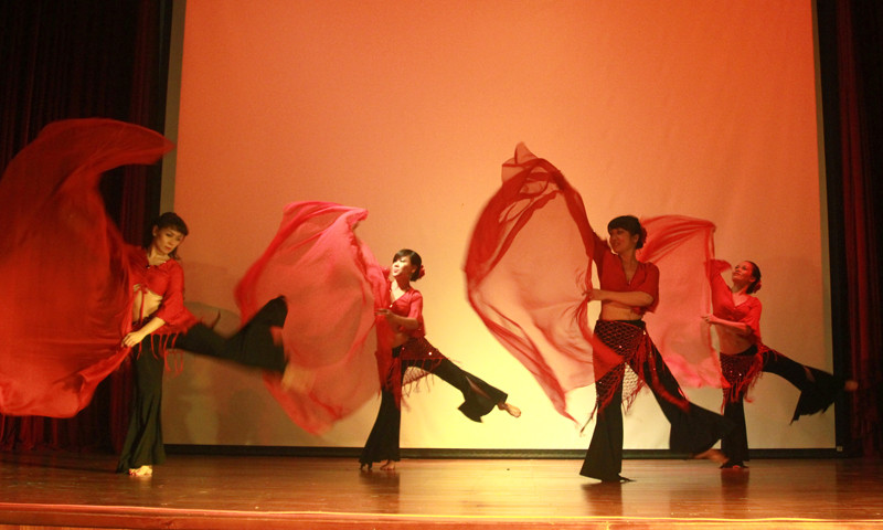 Đêm diễn còn có sự kết hợp của giữa các điệu múa