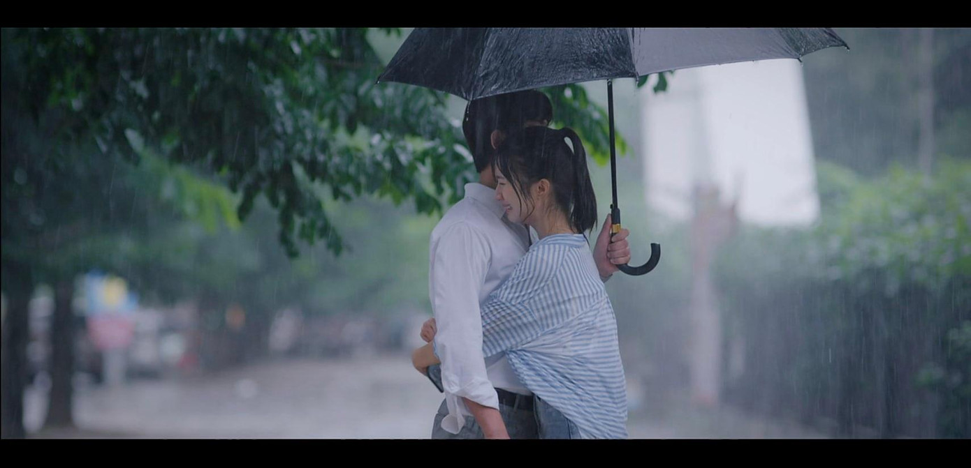 Phong che mưa cho Vân