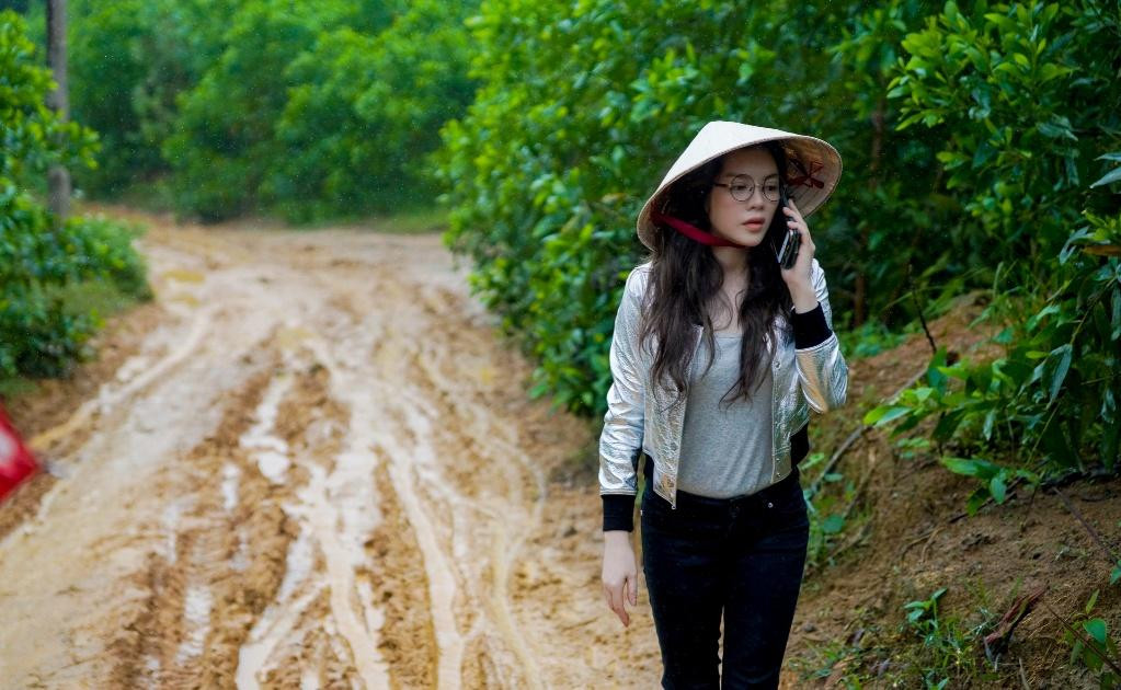 Lý Nhã Kỳ giản dị đi từ thiện