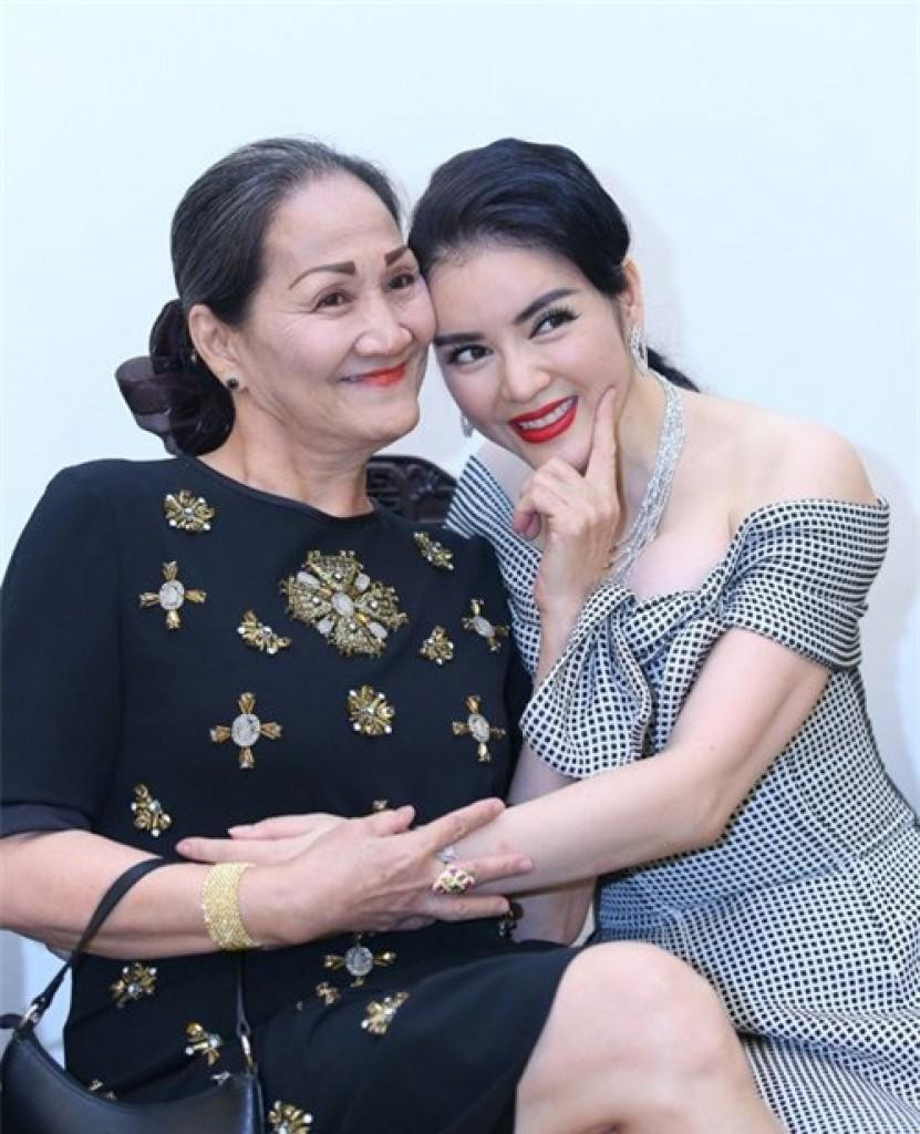 Lý Nhã Kỳ và mẹ