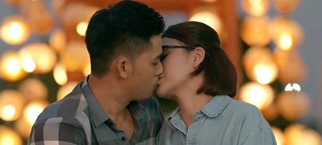 Phút trước Hoa còn yêu đương say đắm với Tùng