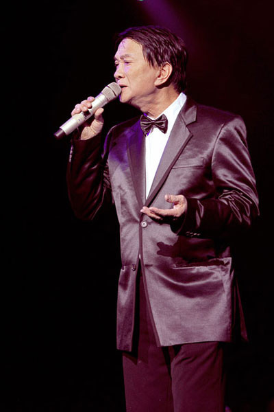 Danh ca Duy Quang đã qua đời tại Mỹ vì bệnh ung thư gan